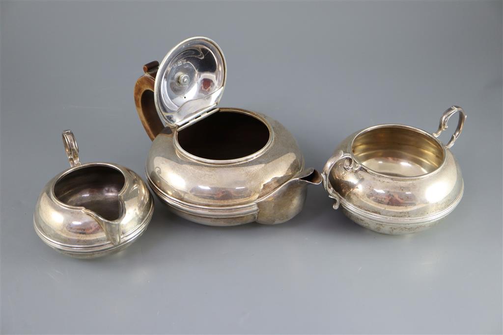 A George V silver three piece tea set by Heming & Co,